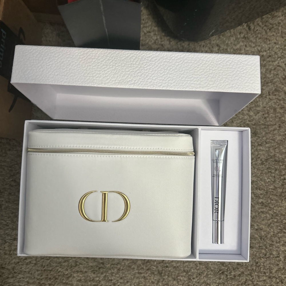 Dior 4 Piece Set with Full Size Hyalushot Wrinkle Corrector - Picture 8 of 8